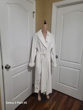 Jasmine Rose Ivory Velour Embroidered Wrap Robe Medium